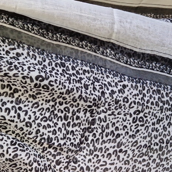 Black and white scarf - Picture 2 of 3